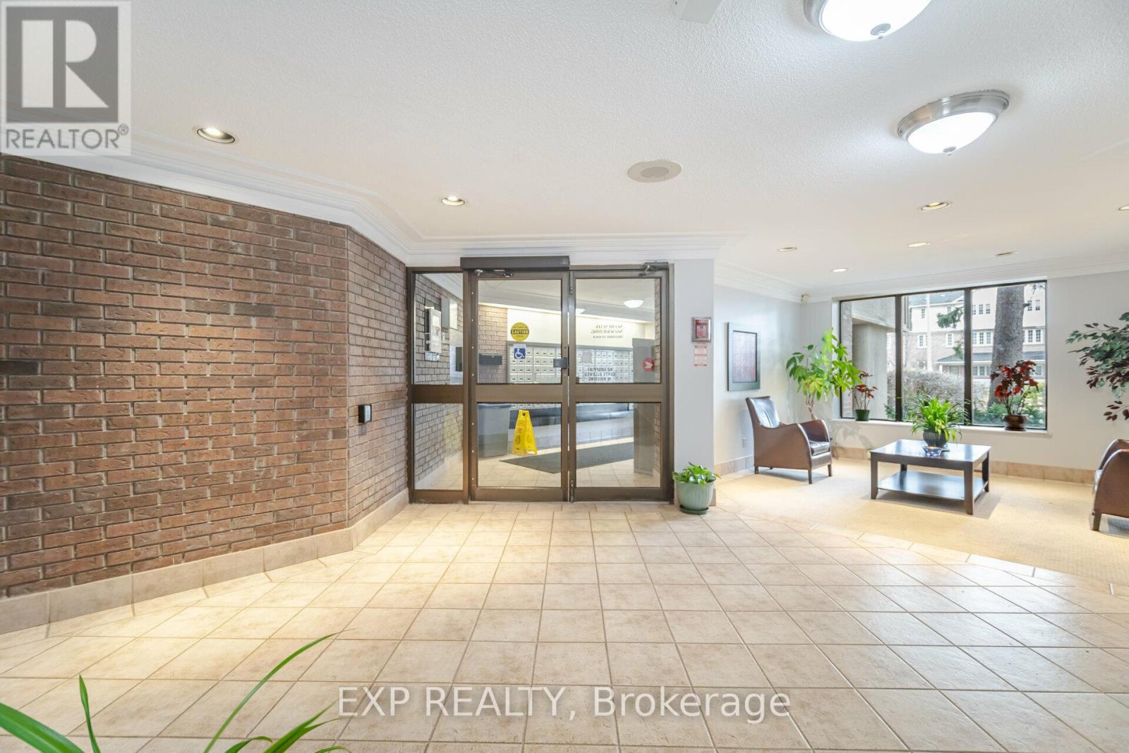512 - 6720 Glen Erin Drive, Mississauga, Ontario  L5N 3K8 - Photo 3 - W12471053