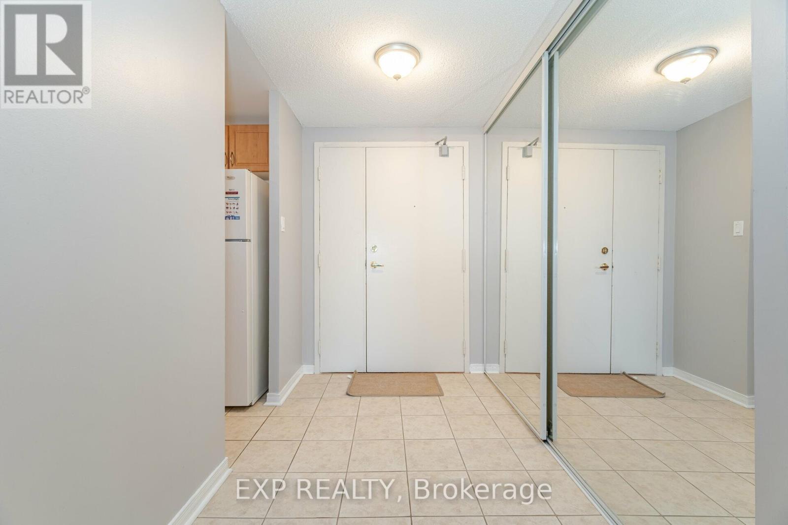 512 - 6720 Glen Erin Drive, Mississauga, Ontario  L5N 3K8 - Photo 5 - W12471053