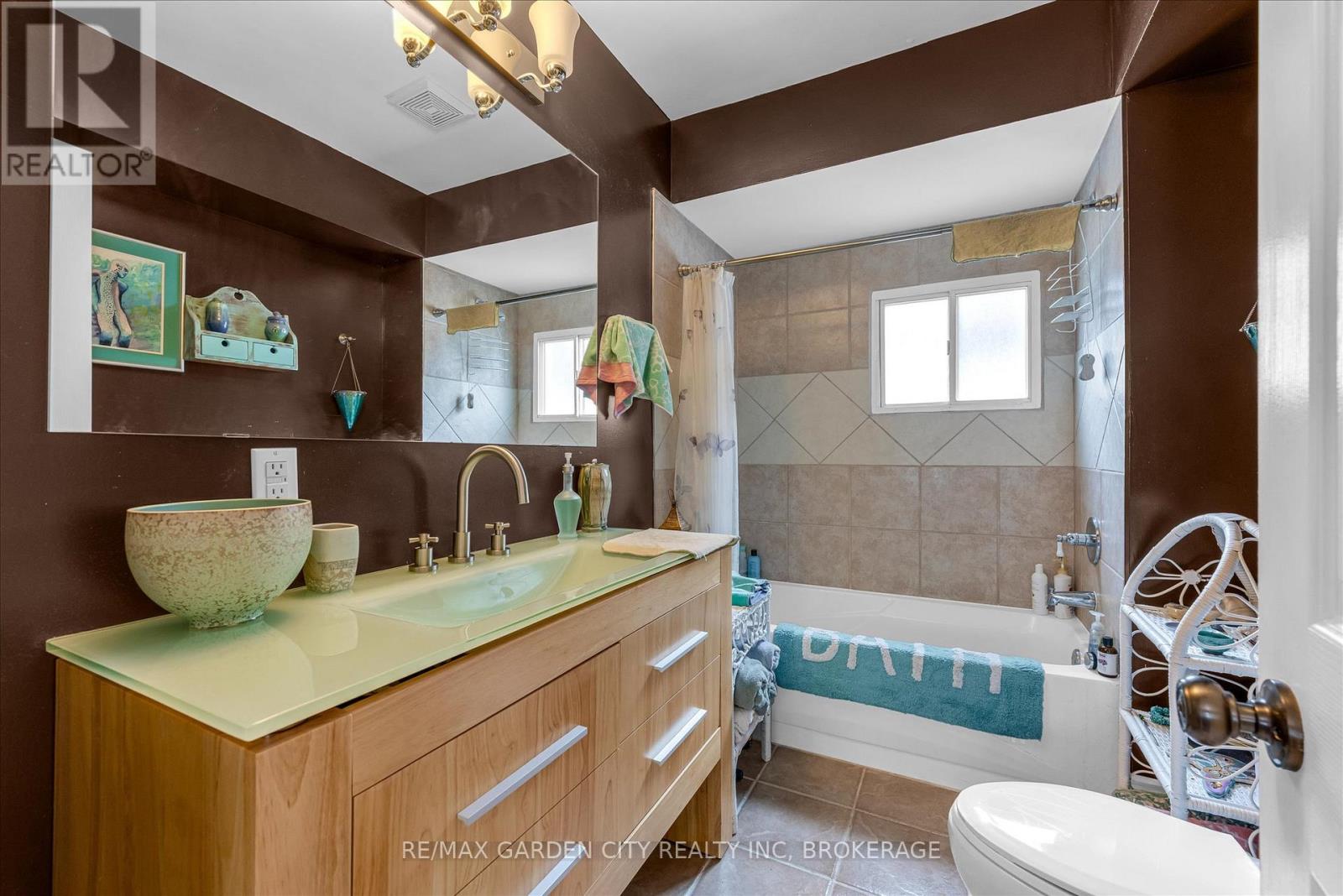 16 Ida Street, St. Catharines, Ontario  L2R 3X4 - Photo 12 - X12410321