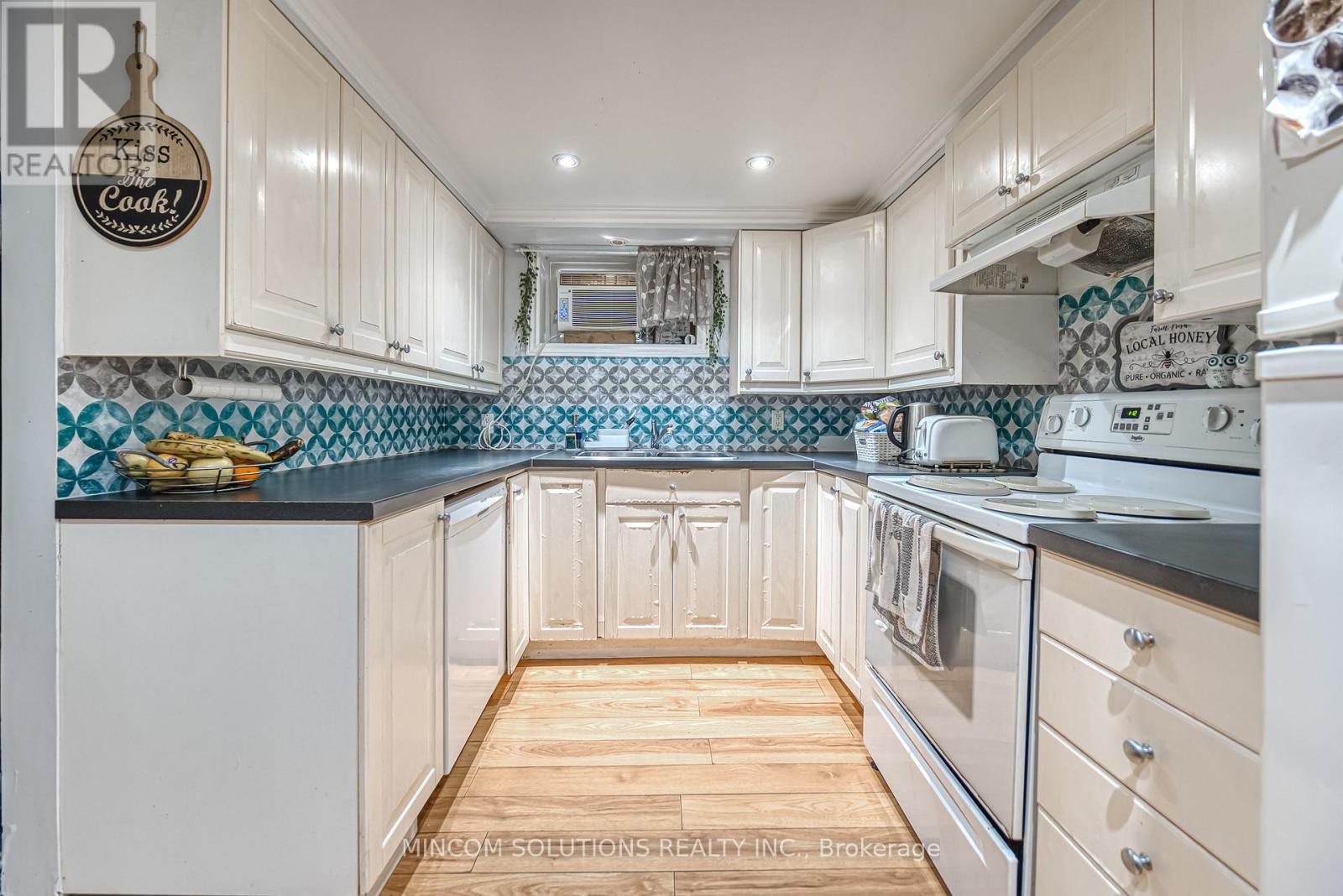 170 North Carson Street, Toronto (Alderwood), Ontario  M8W 4C9 - Photo 10 - W12471084