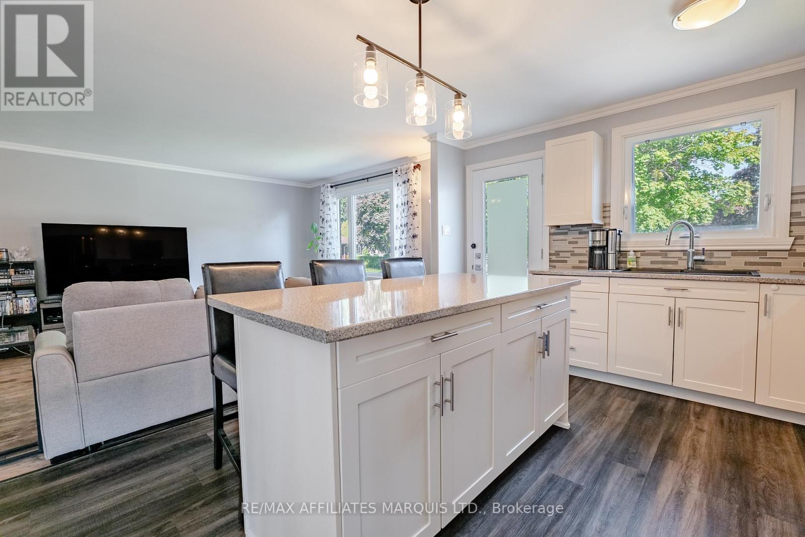 67 Kingslea Crescent, Cornwall, Ontario  K6H 6J2 - Photo 5 - X12471133