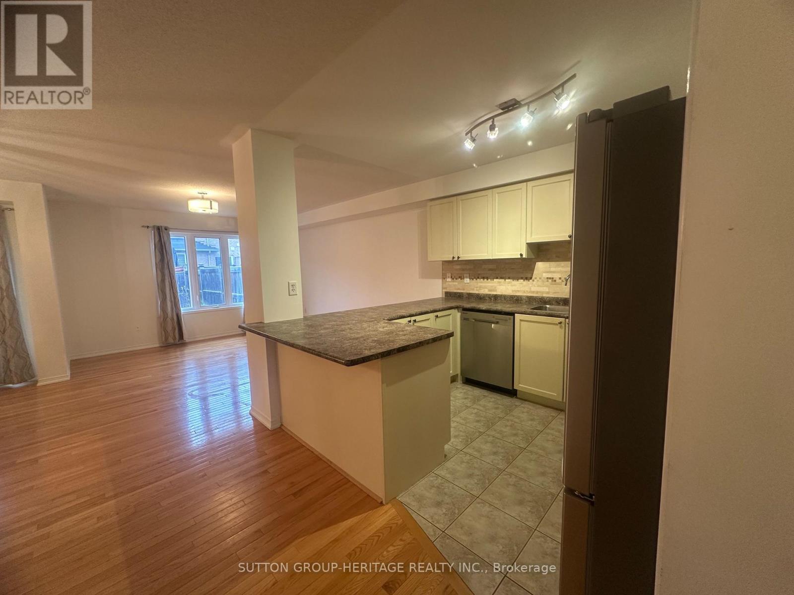 4 Summerside Avenue, Whitby, Ontario  L1R 0G3 - Photo 7 - E12471125