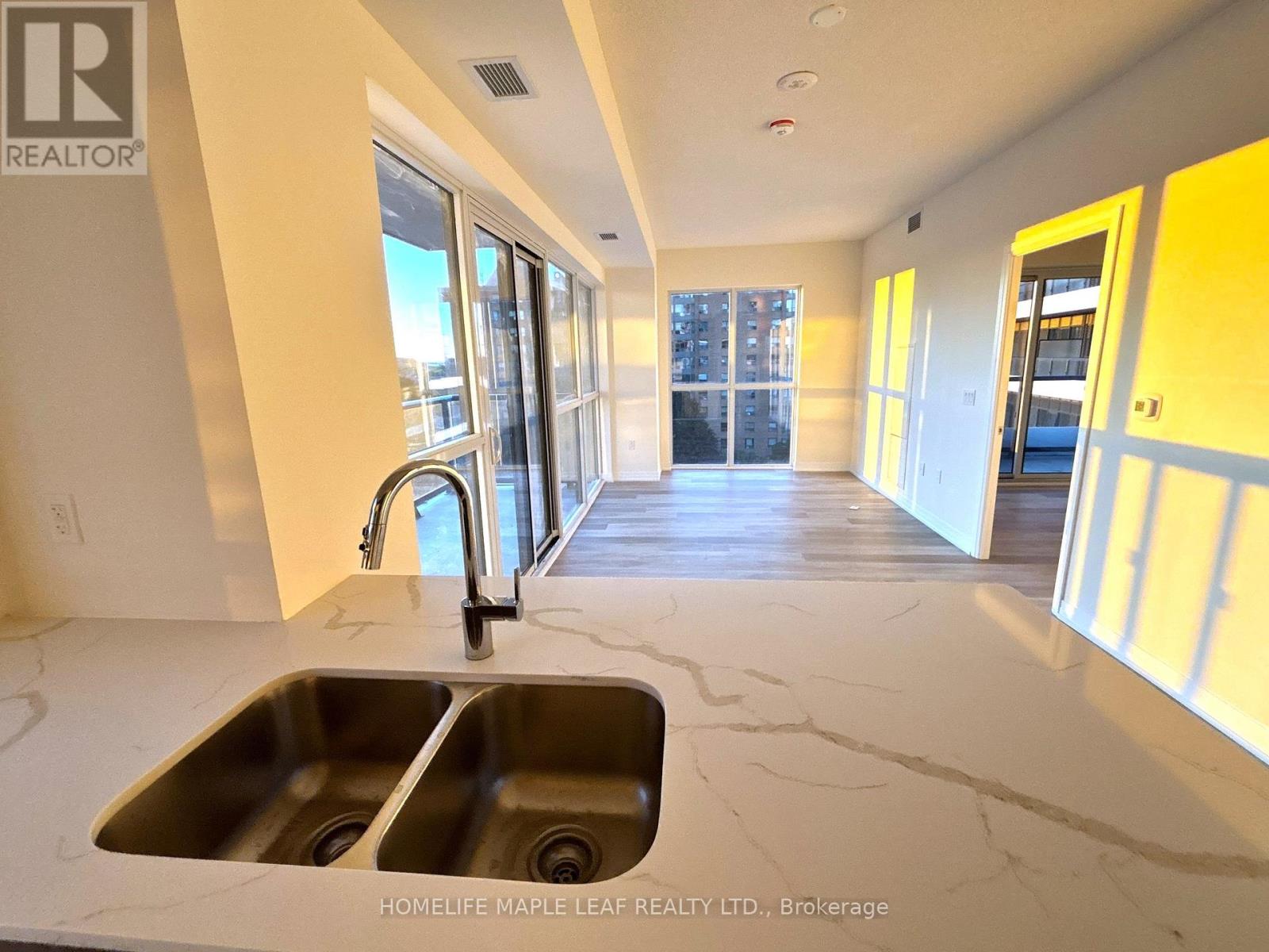 512 - 15 Watergarden Drive, Mississauga, Ontario  L5R 0H4 - Photo 6 - W12471091