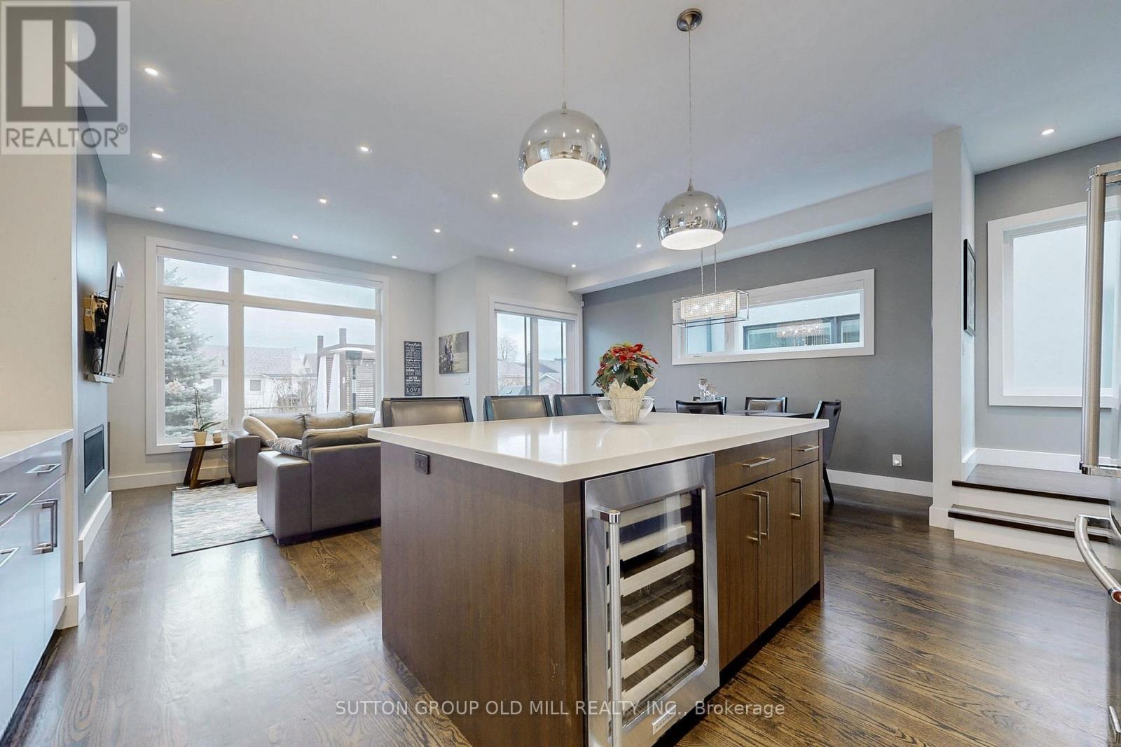 1086 Gardner Avenue, Mississauga, Ontario  L5E 1B7 - Photo 15 - W12471104
