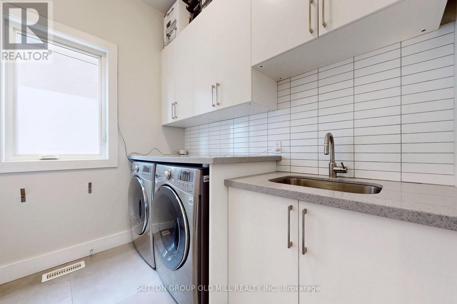 1086 Gardner Avenue, Mississauga, Ontario  L5E 1B7 - Photo 20 - W12471104