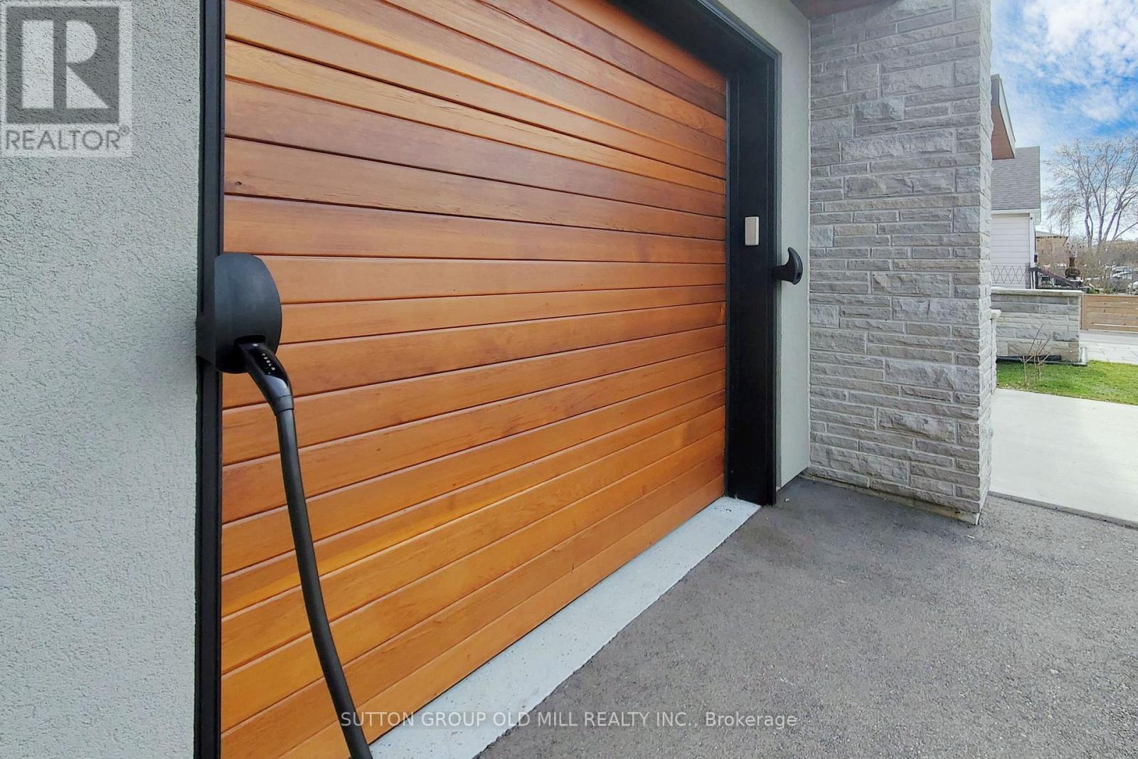 1086 Gardner Avenue, Mississauga, Ontario  L5E 1B7 - Photo 3 - W12471104