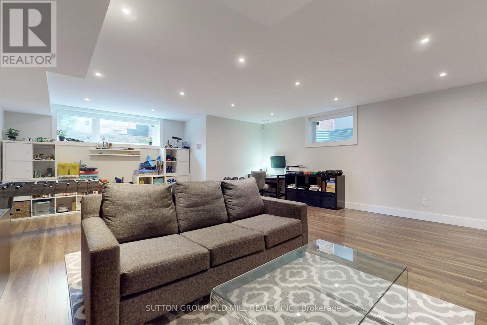 1086 Gardner Avenue, Mississauga, Ontario  L5E 1B7 - Photo 38 - W12471104