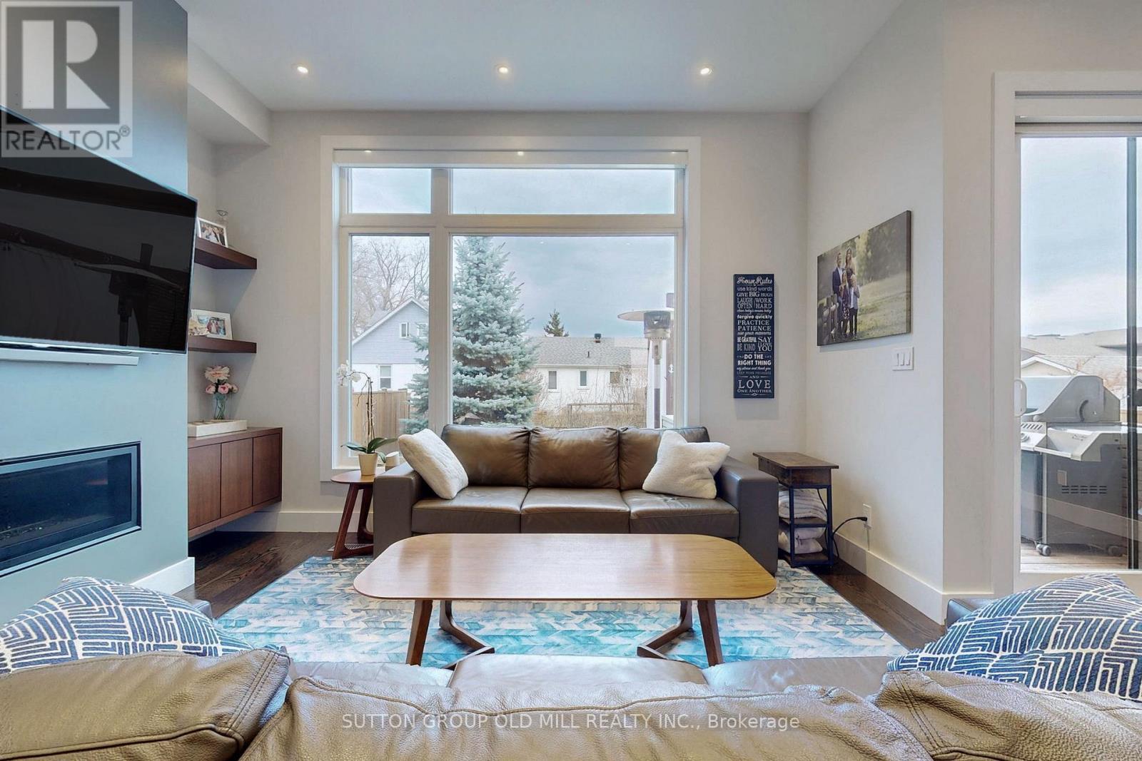 1086 Gardner Avenue, Mississauga, Ontario  L5E 1B7 - Photo 8 - W12471104