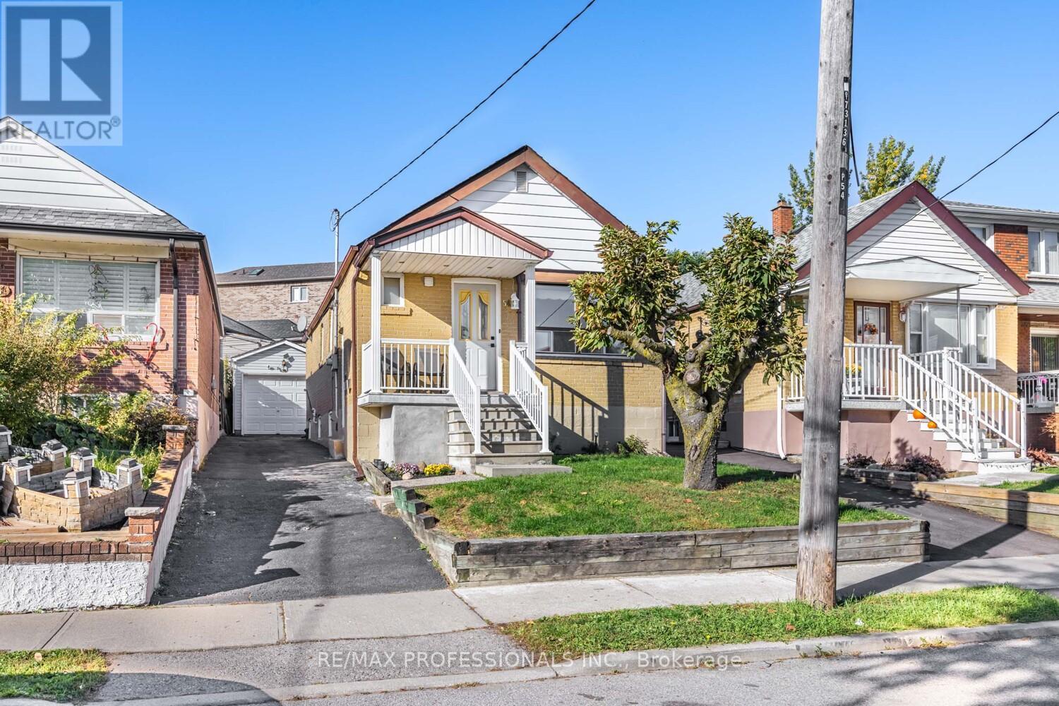 54 HOLMESDALE CRESCENT, Toronto, Ontario