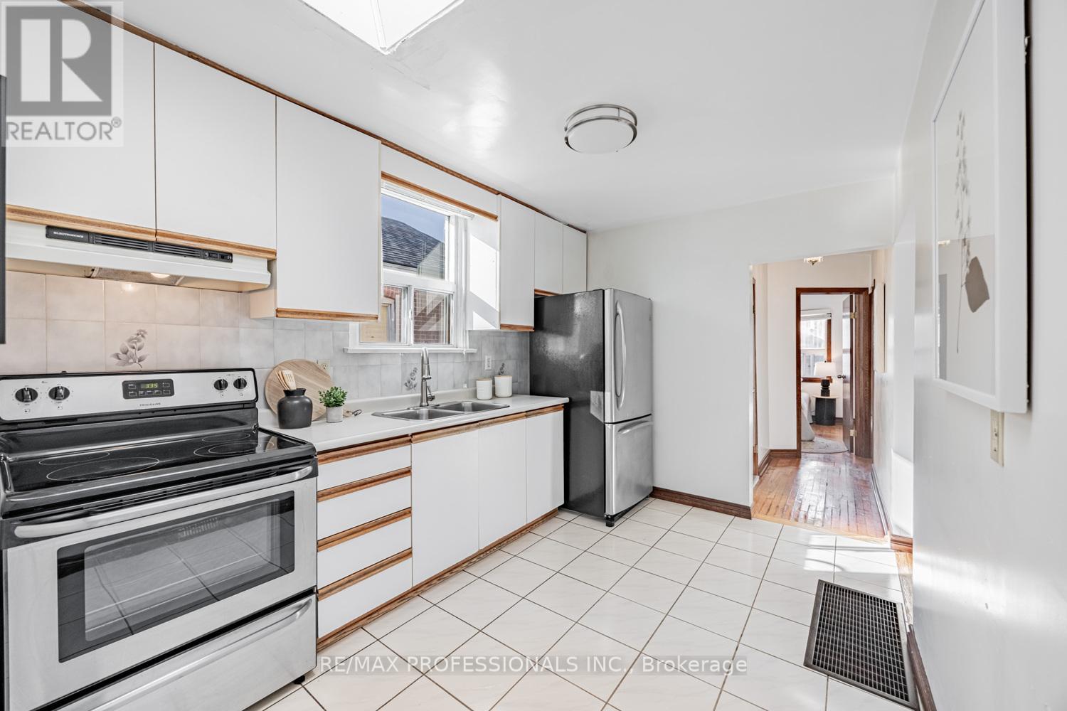 54 Holmesdale Crescent, Toronto, Ontario  M6E 1Y5 - Photo 15 - W12471105