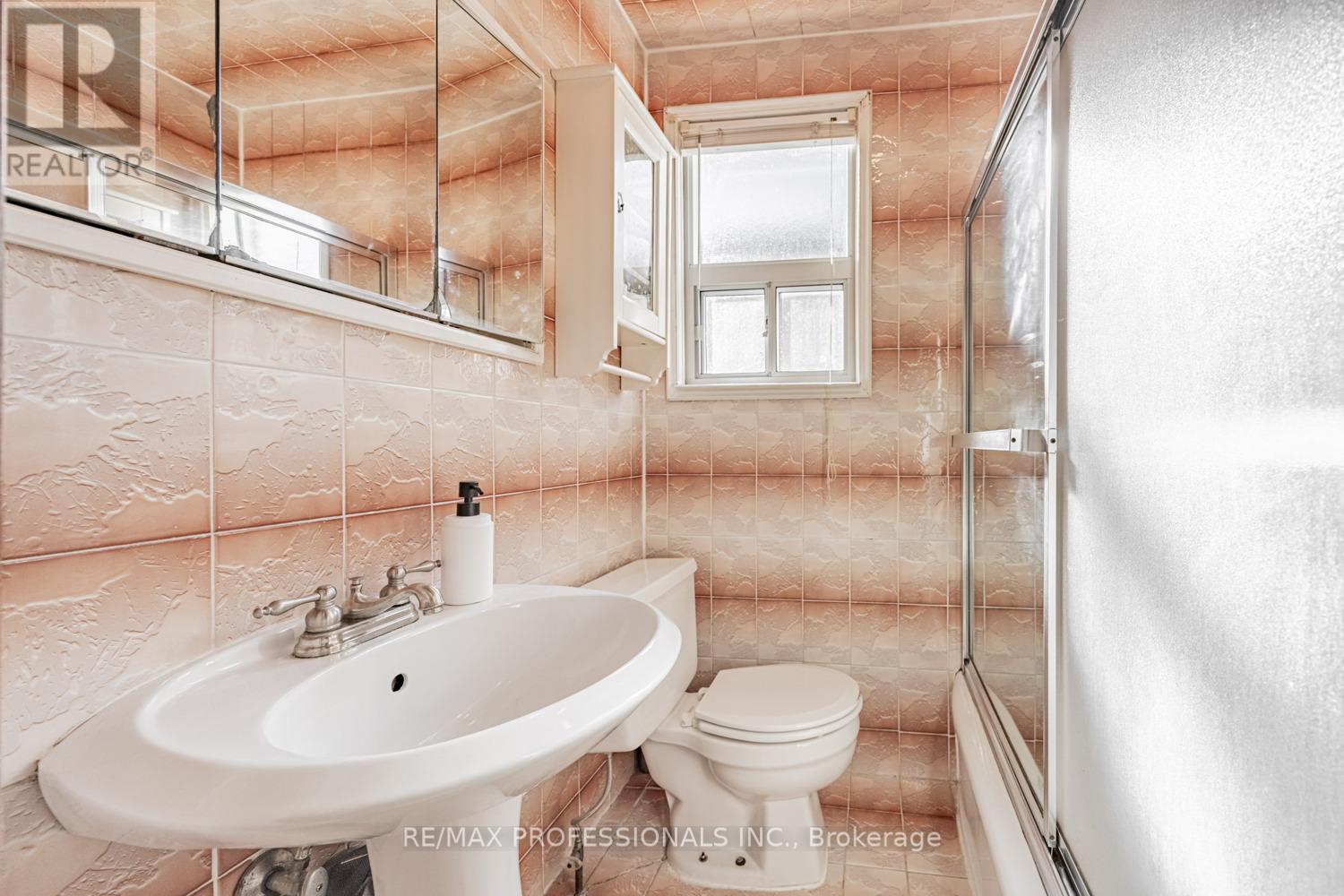 54 Holmesdale Crescent, Toronto, Ontario  M6E 1Y5 - Photo 22 - W12471105