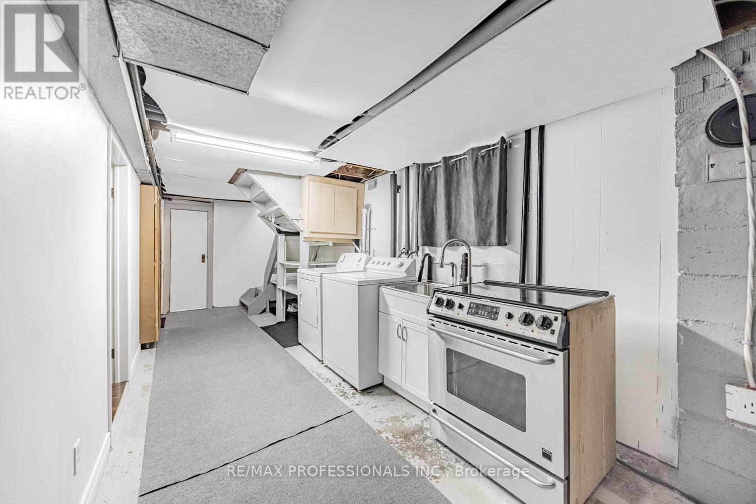 54 Holmesdale Crescent, Toronto, Ontario  M6E 1Y5 - Photo 27 - W12471105