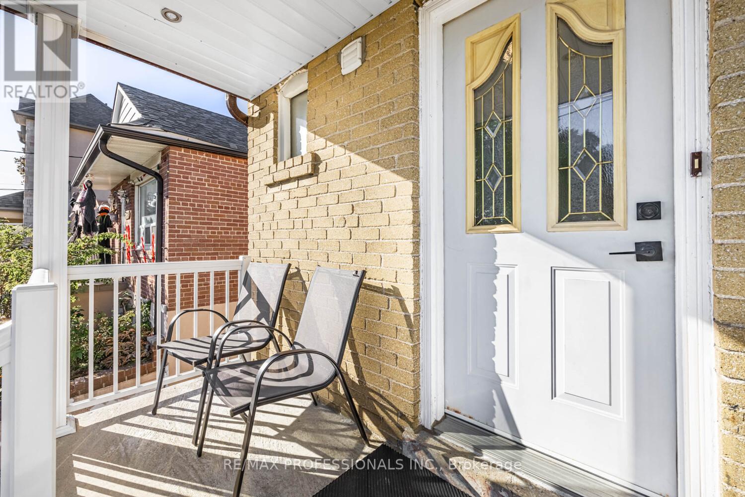 54 Holmesdale Crescent, Toronto, Ontario  M6E 1Y5 - Photo 3 - W12471105
