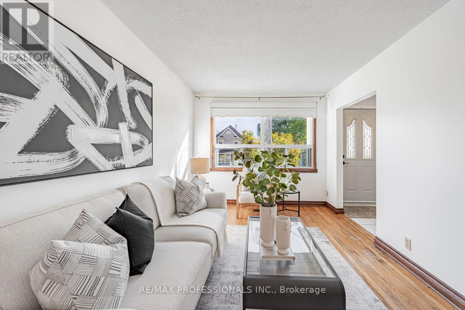 54 Holmesdale Crescent, Toronto, Ontario  M6E 1Y5 - Photo 4 - W12471105