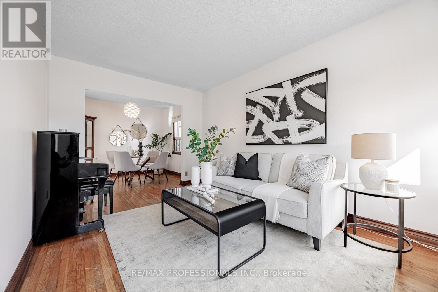 54 Holmesdale Crescent, Toronto, Ontario  M6E 1Y5 - Photo 7 - W12471105