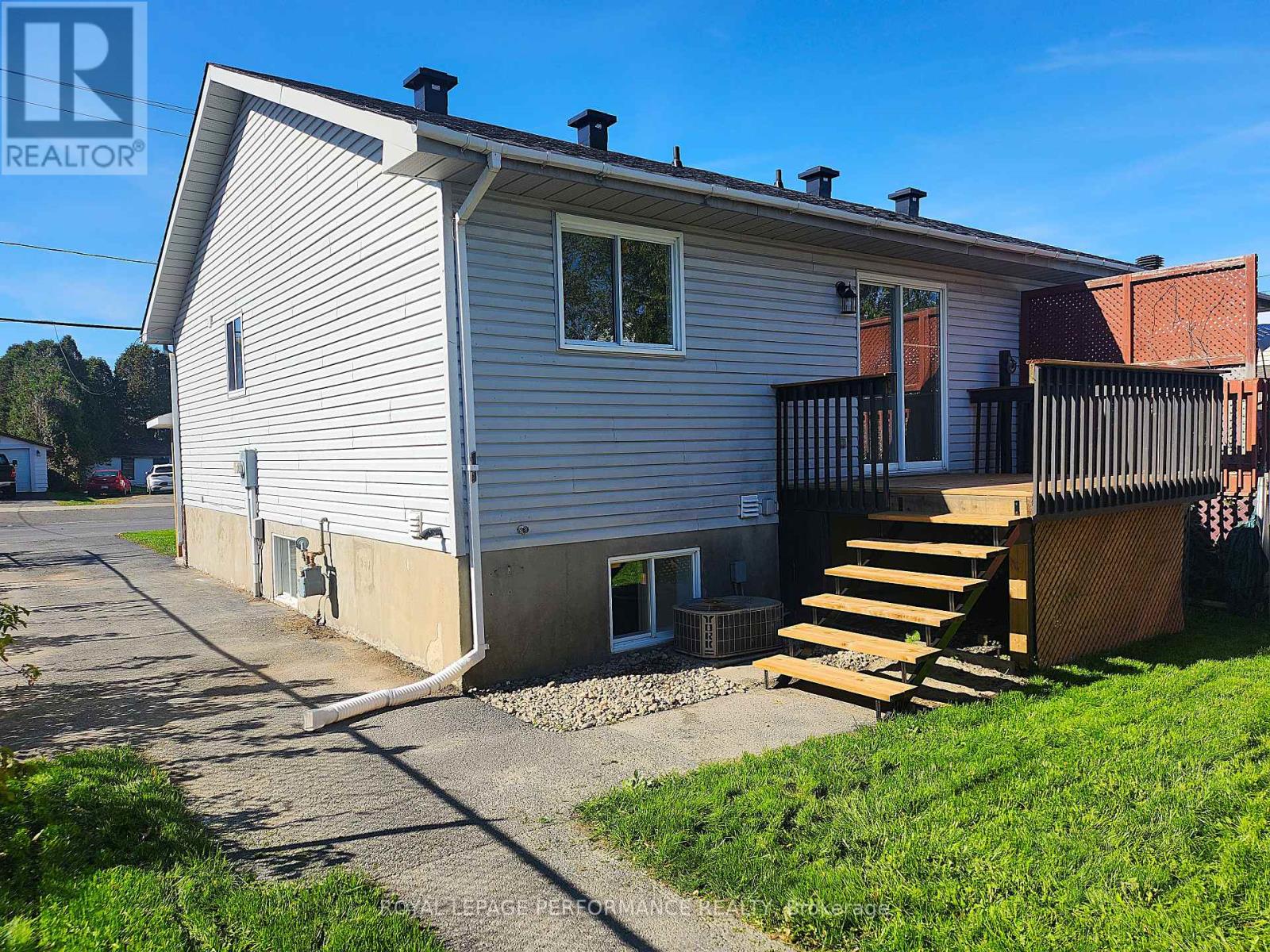 405 Carleton Street E, Cornwall, Ontario  K6H 4X9 - Photo 4 - X12465190