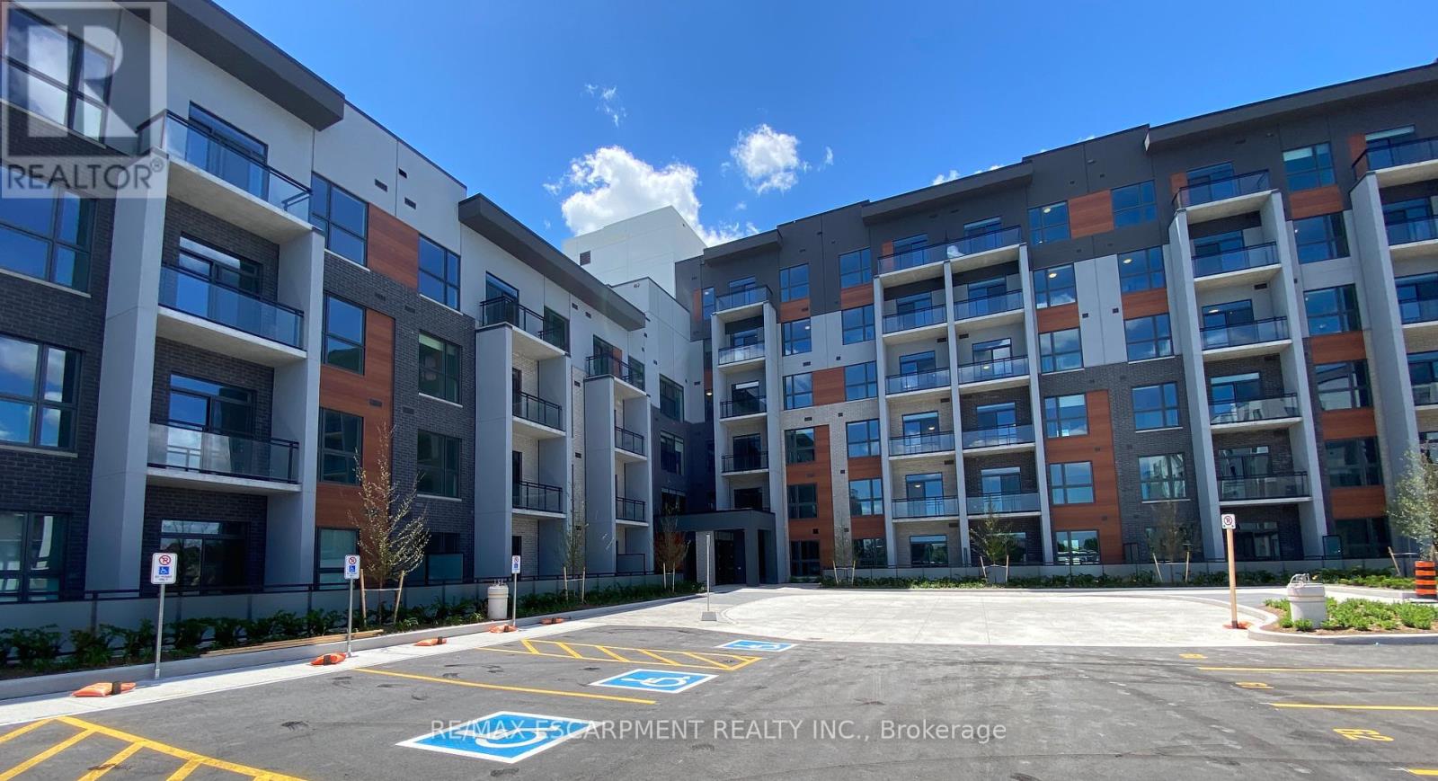 214 - 95 Dundas Street W, Oakville, Ontario  L6M 5N4 - Photo 2 - W12356864