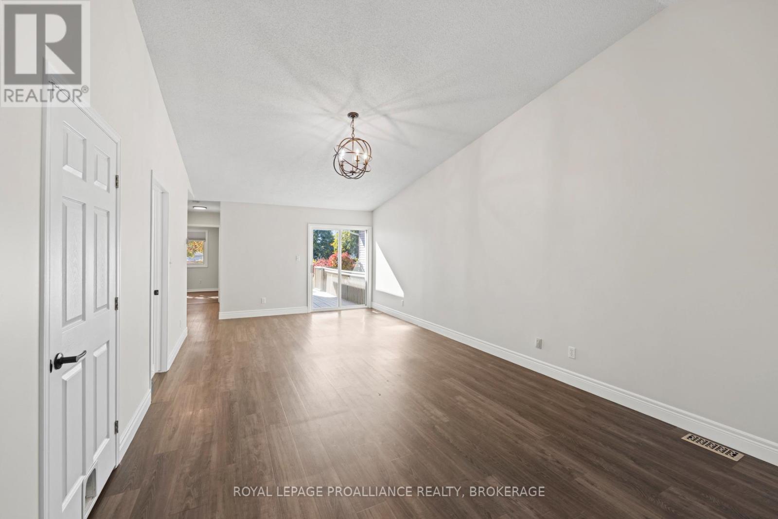 472 Freeman Crescent, Kingston (Kingston East (Incl Barret Crt)), Ontario  K7K 7C9 - Photo 10 - X12471255