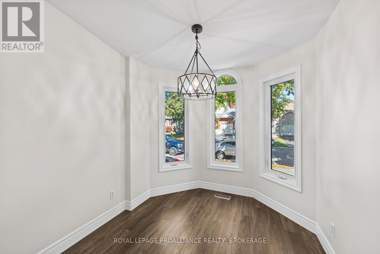 472 Freeman Crescent, Kingston (Kingston East (Incl Barret Crt)), Ontario  K7K 7C9 - Photo 5 - X12471255
