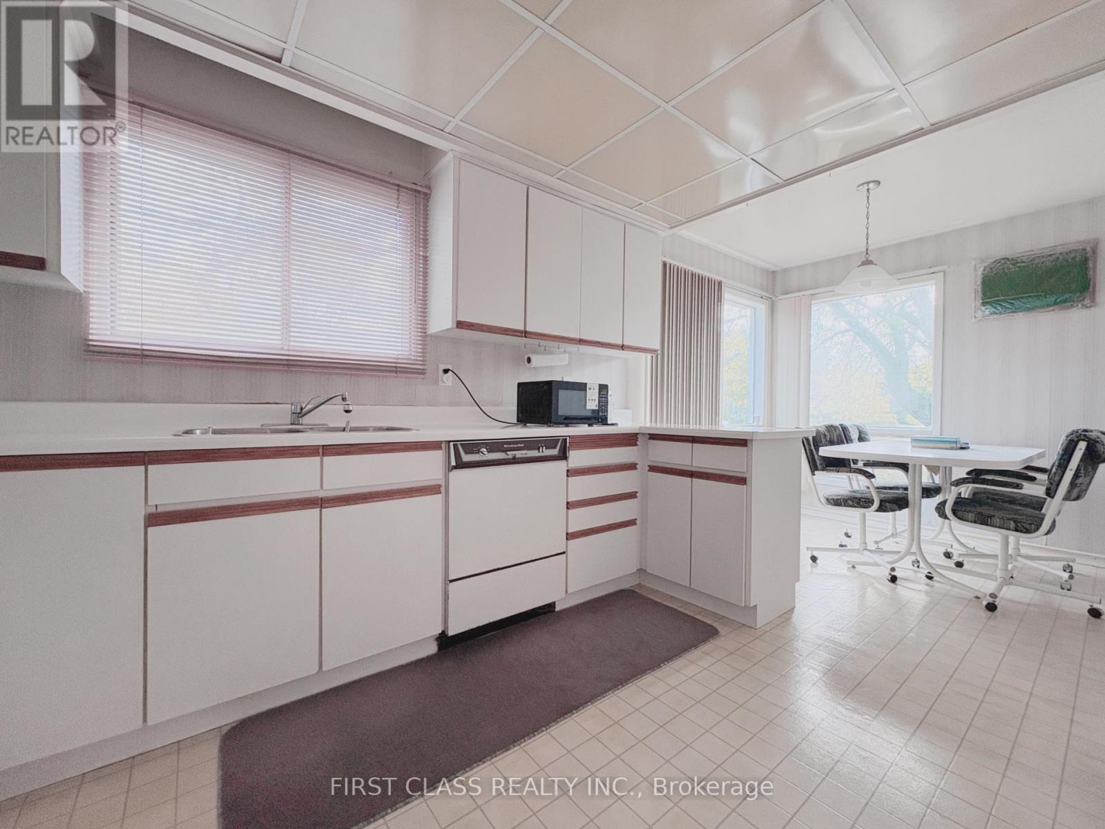 81 Clancy Drive, Toronto, Ontario  M2J 2V7 - Photo 6 - C12471170