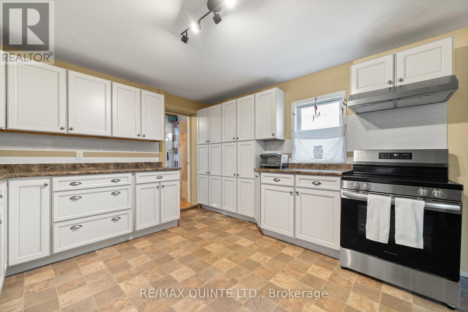 246 Foster Avenue, Belleville, Ontario K8N 3R3 - Photo 16 - X12471332