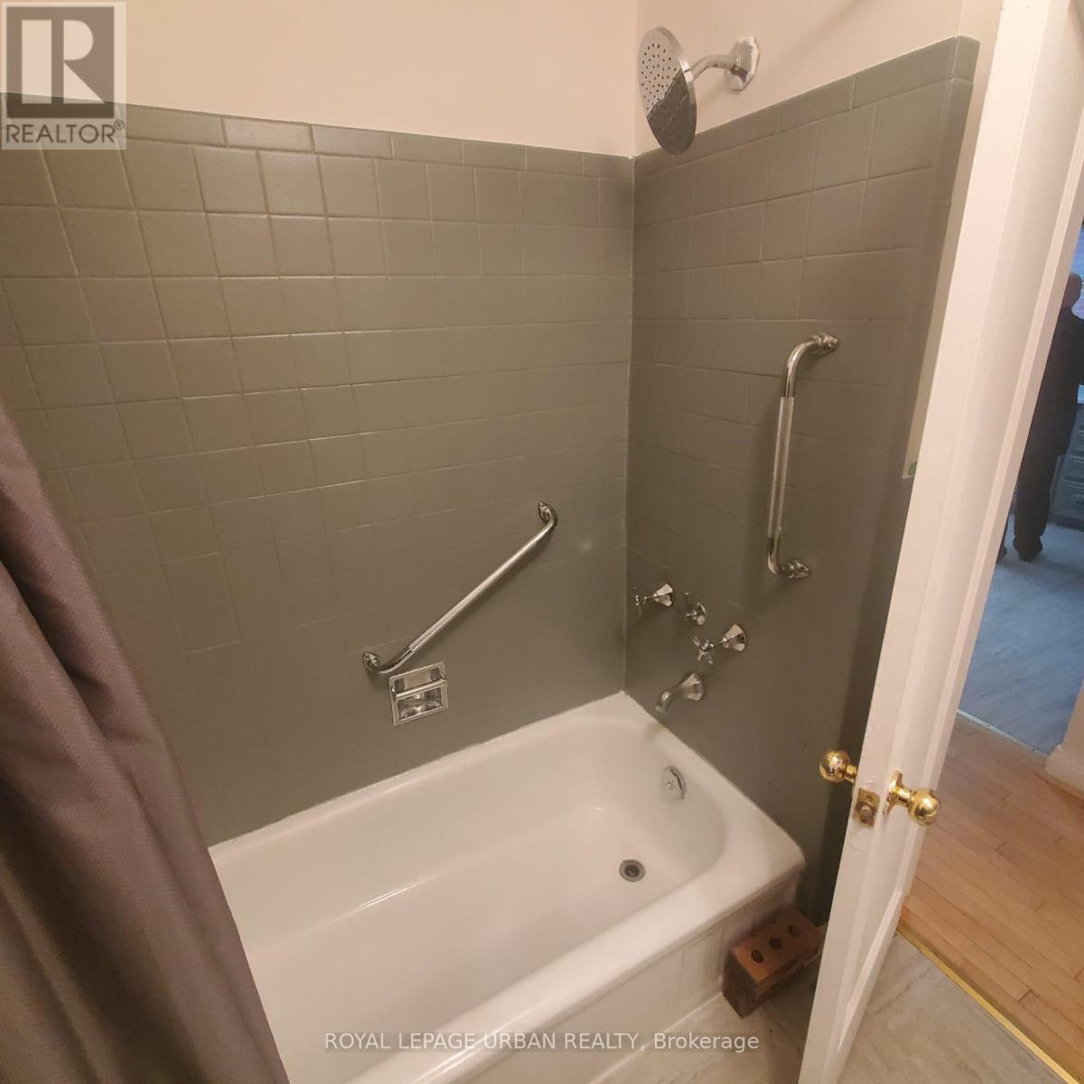 304 Linsmore Crescent, Toronto, Ontario  M4J 4L9 - Photo 14 - E12471161