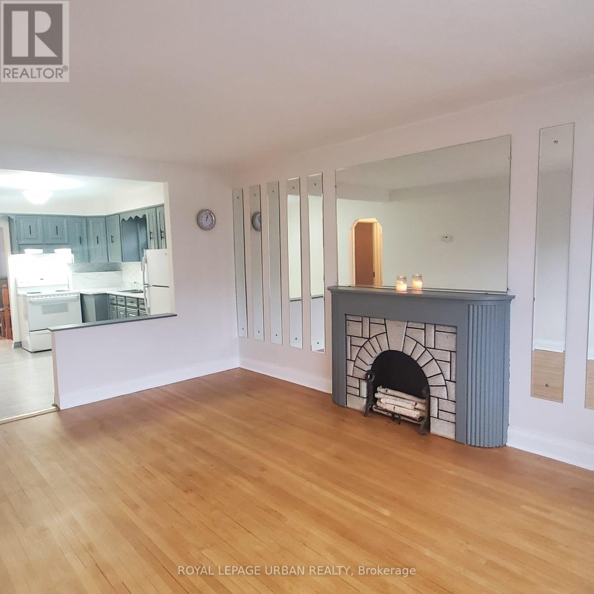 304 Linsmore Crescent, Toronto, Ontario  M4J 4L9 - Photo 4 - E12471161