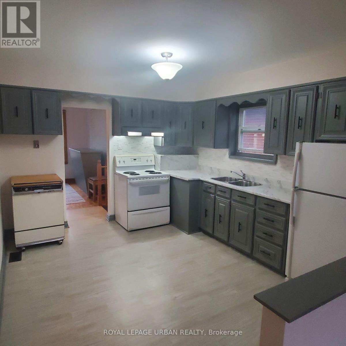304 Linsmore Crescent, Toronto, Ontario  M4J 4L9 - Photo 7 - E12471161
