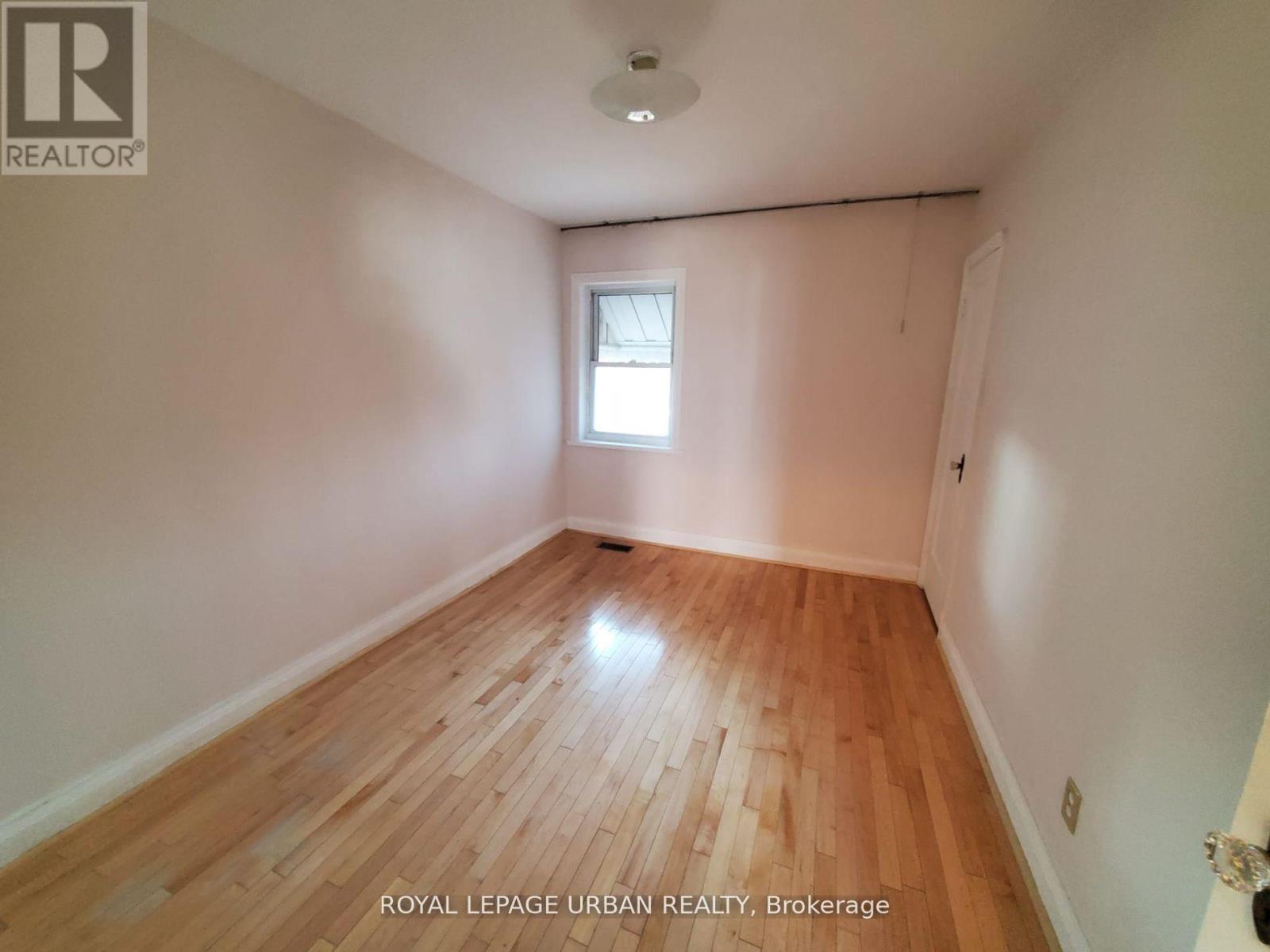 304 Linsmore Crescent, Toronto, Ontario  M4J 4L9 - Photo 9 - E12471161
