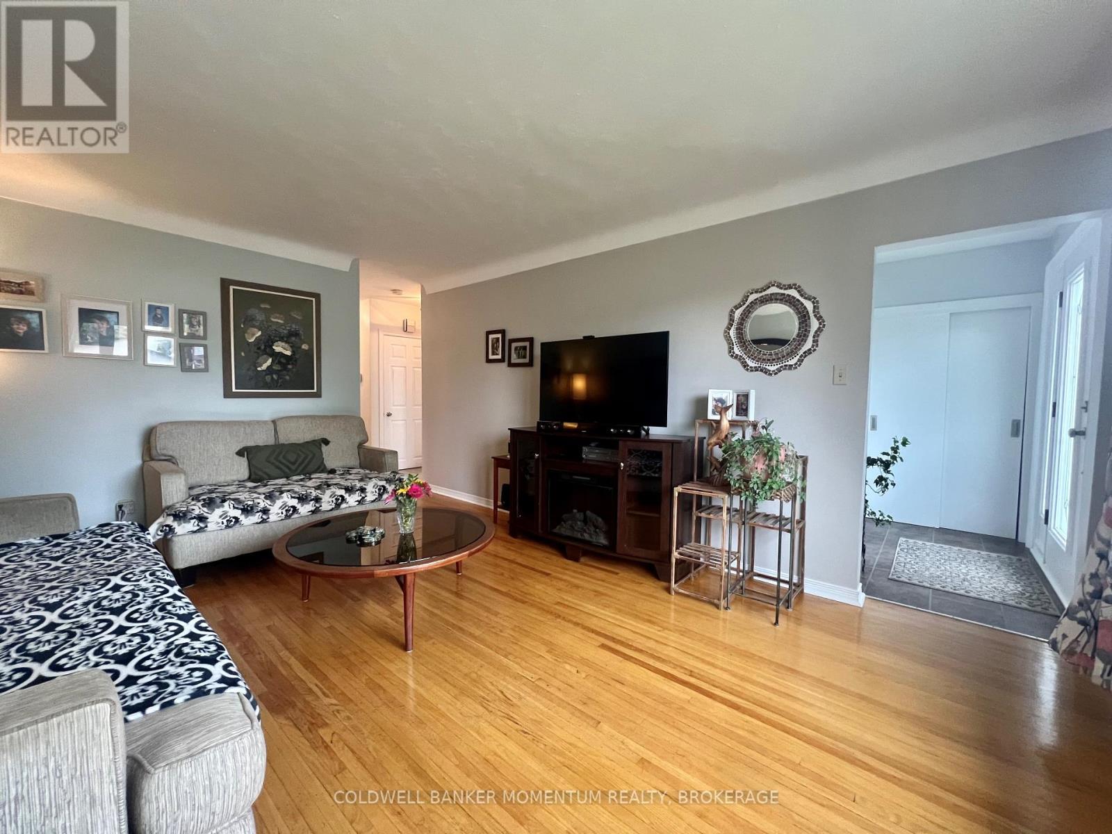 17 1/2 Whitworth Street, St. Catharines, Ontario  L2S 1G5 - Photo 7 - X12471186