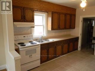 366 Crowland Avenue, Welland, Ontario  L3B 1X7 - Photo 4 - X12471266