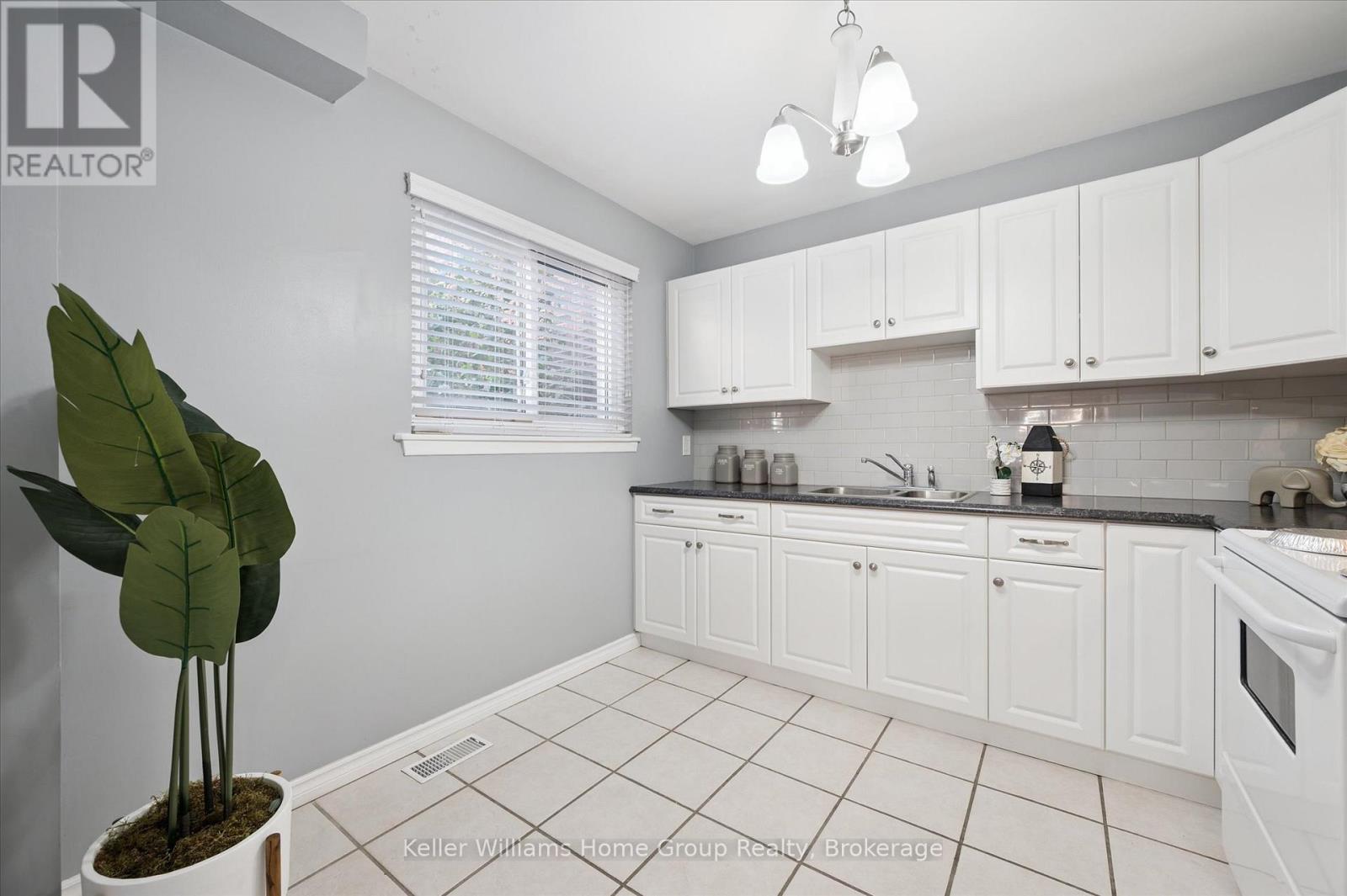39 - 201 Silvercreek Parkway N, Guelph, Ontario  N1H 3T4 - Photo 2 - X12471216
