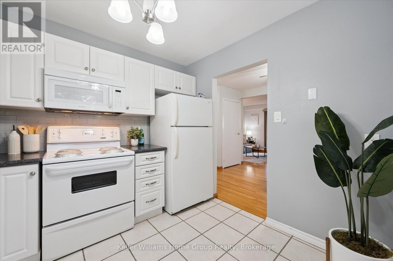 39 - 201 Silvercreek Parkway N, Guelph, Ontario  N1H 3T4 - Photo 3 - X12471216