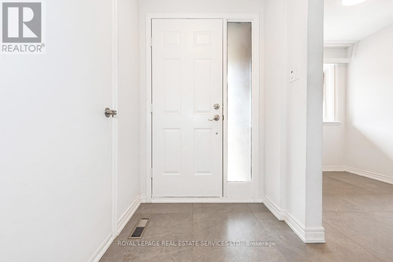 3 - 1160 Walden Circle, Mississauga, Ontario  L5J 4J9 - Photo 2 - W12471167