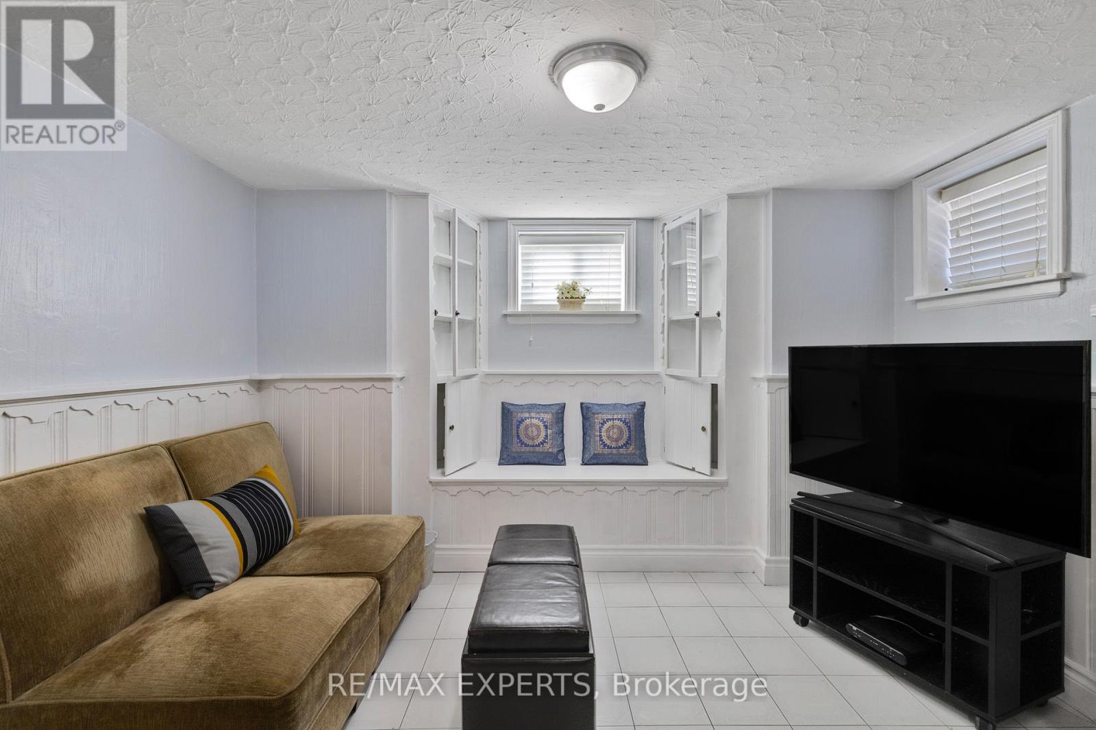 Lower - 114 Trowell Avenue, Toronto, Ontario  M6M 1L7 - Photo 12 - W12471169