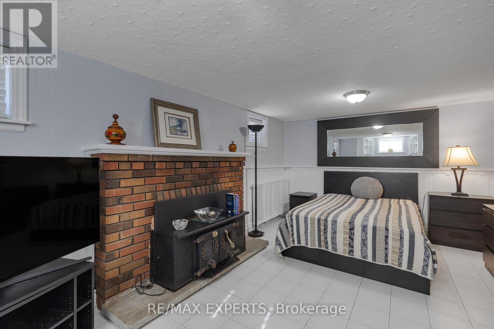 Lower - 114 Trowell Avenue, Toronto, Ontario  M6M 1L7 - Photo 7 - W12471169