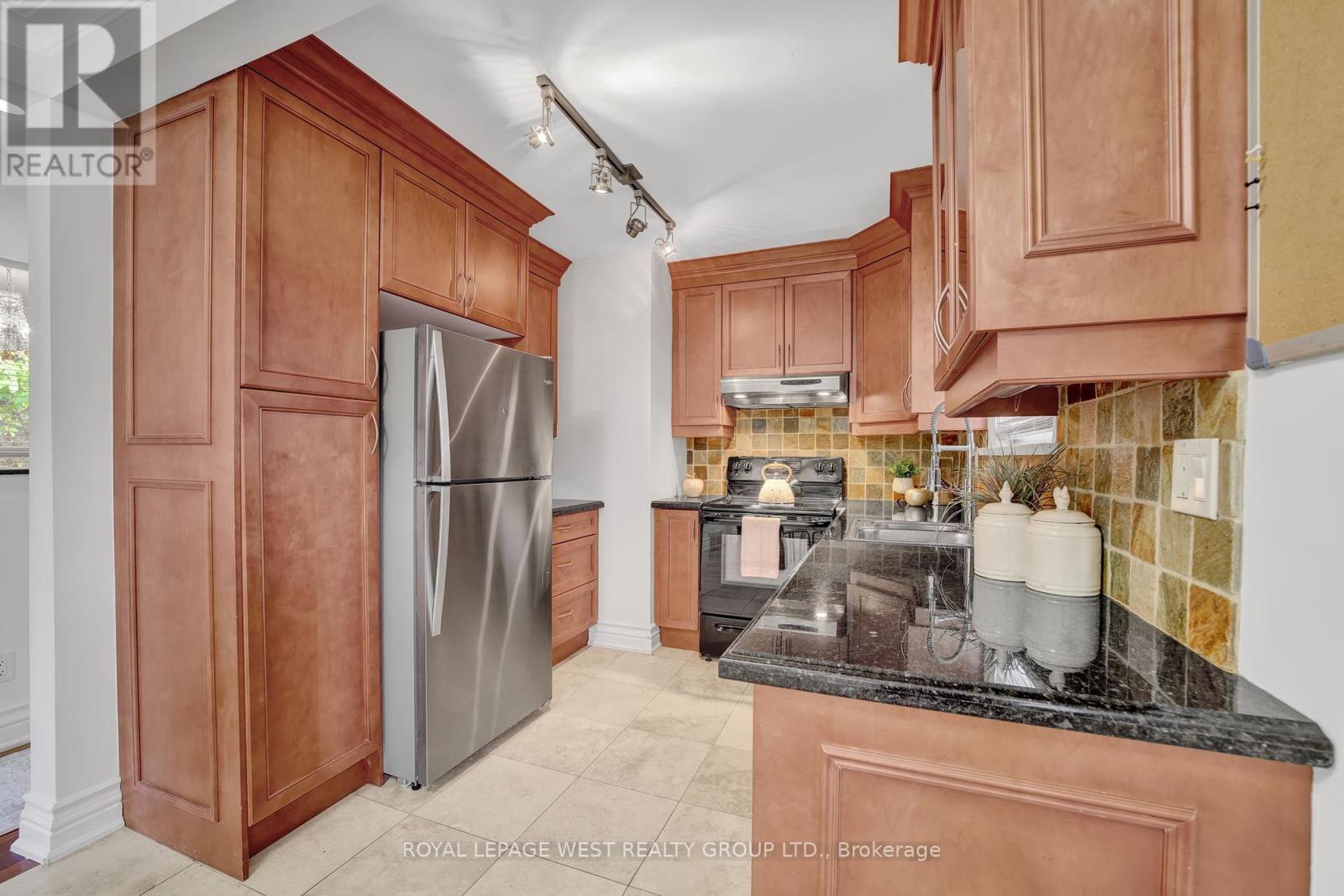 44 Westglen Crescent, Toronto, Ontario  M9B 4R1 - Photo 14 - W12471172