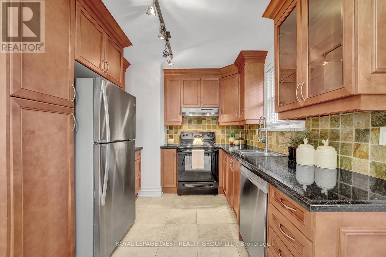 44 Westglen Crescent, Toronto, Ontario  M9B 4R1 - Photo 15 - W12471172