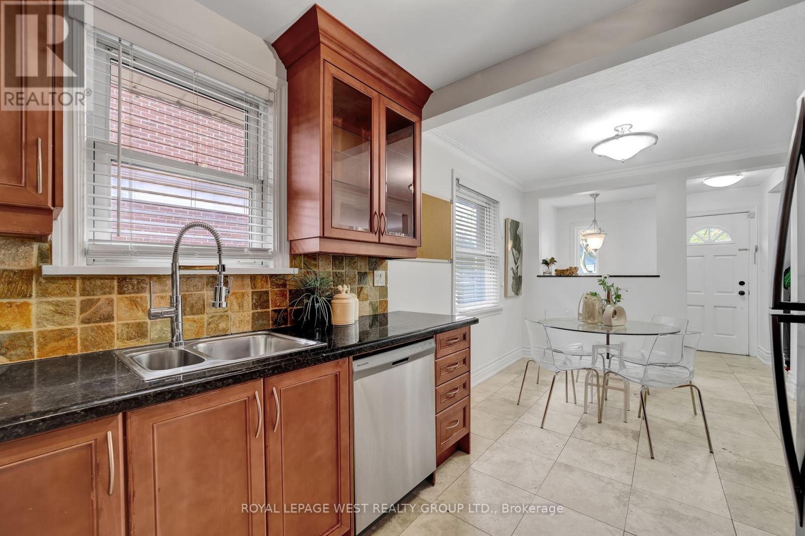 44 Westglen Crescent, Toronto, Ontario  M9B 4R1 - Photo 16 - W12471172