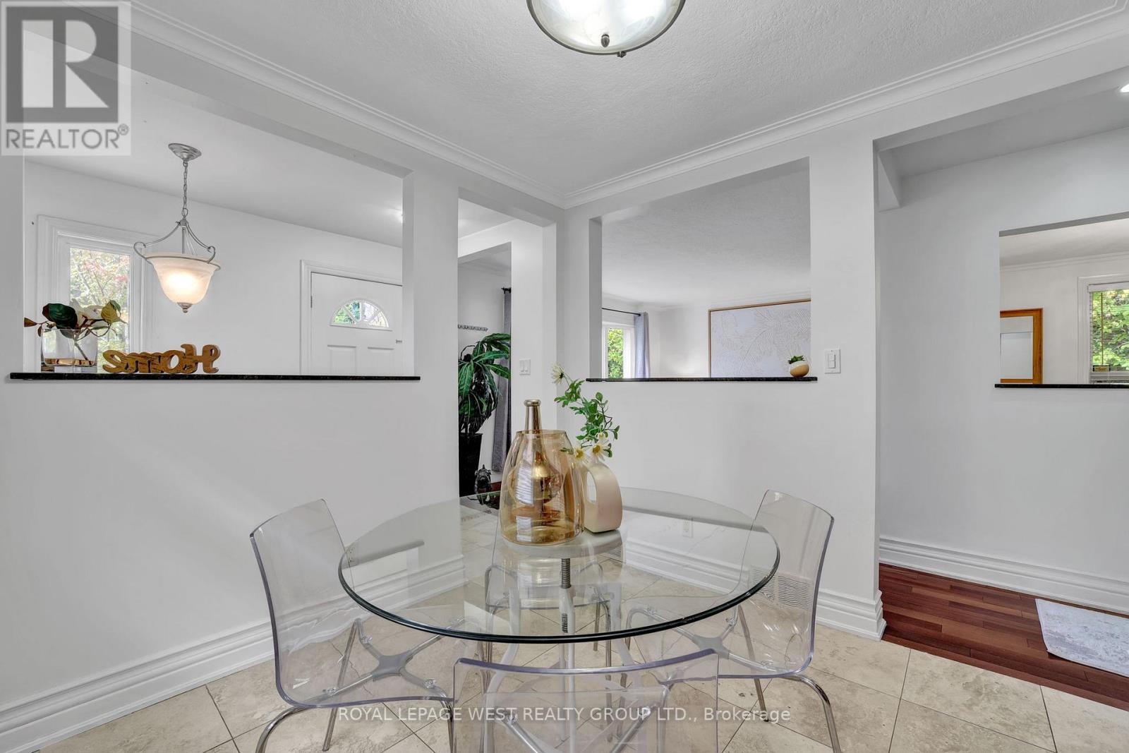 44 Westglen Crescent, Toronto, Ontario  M9B 4R1 - Photo 17 - W12471172
