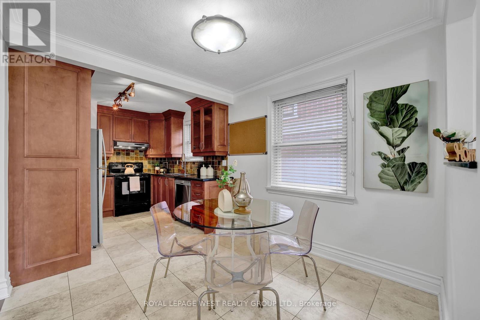 44 Westglen Crescent, Toronto, Ontario  M9B 4R1 - Photo 18 - W12471172