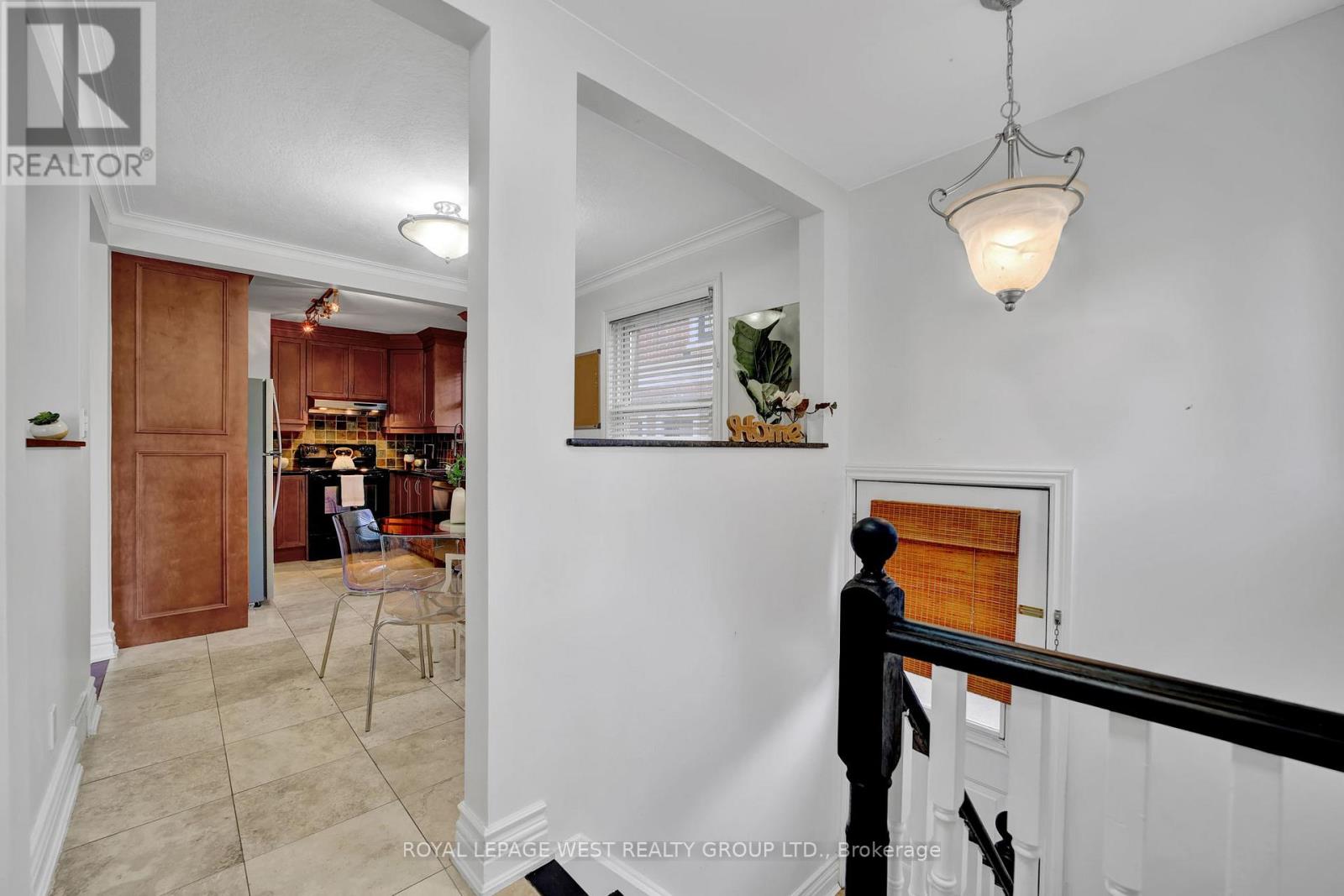 44 Westglen Crescent, Toronto, Ontario  M9B 4R1 - Photo 19 - W12471172