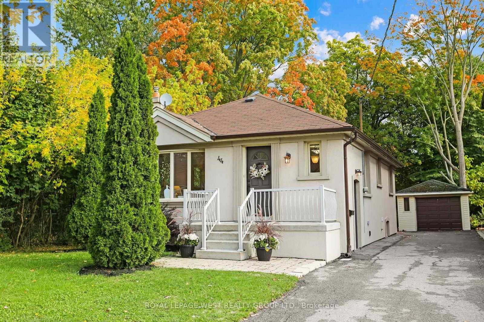 44 Westglen Crescent, Toronto, Ontario  M9B 4R1 - Photo 2 - W12471172