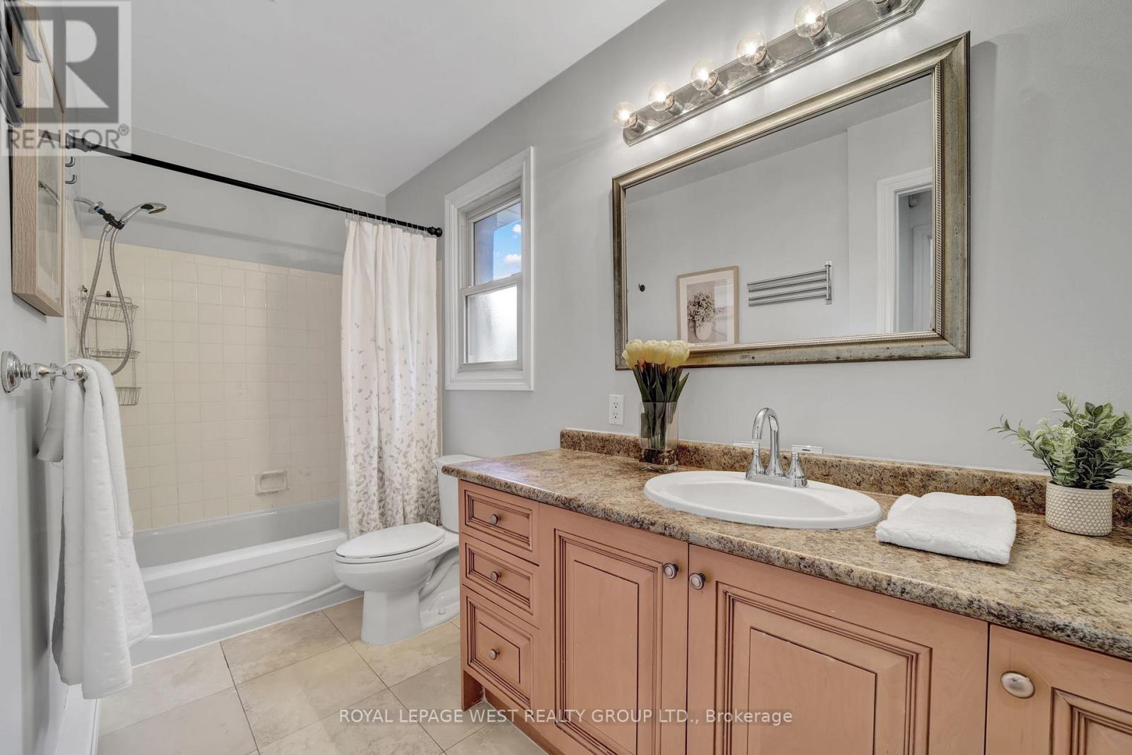 44 Westglen Crescent, Toronto, Ontario  M9B 4R1 - Photo 22 - W12471172