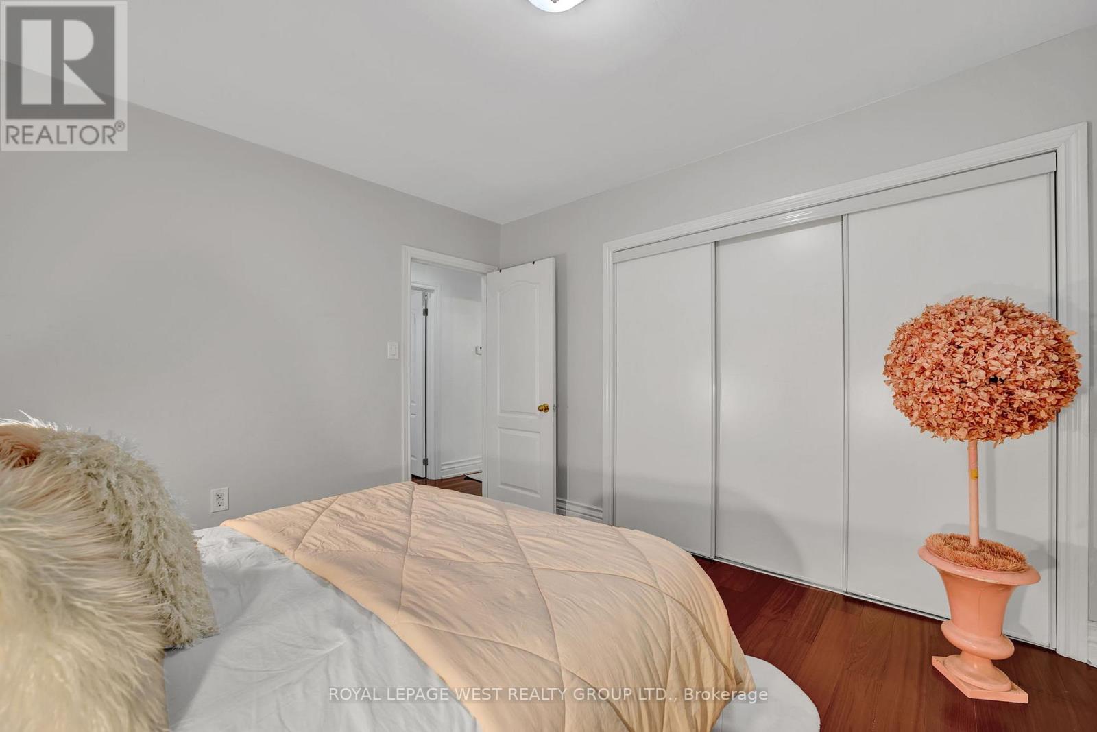 44 Westglen Crescent, Toronto, Ontario  M9B 4R1 - Photo 24 - W12471172