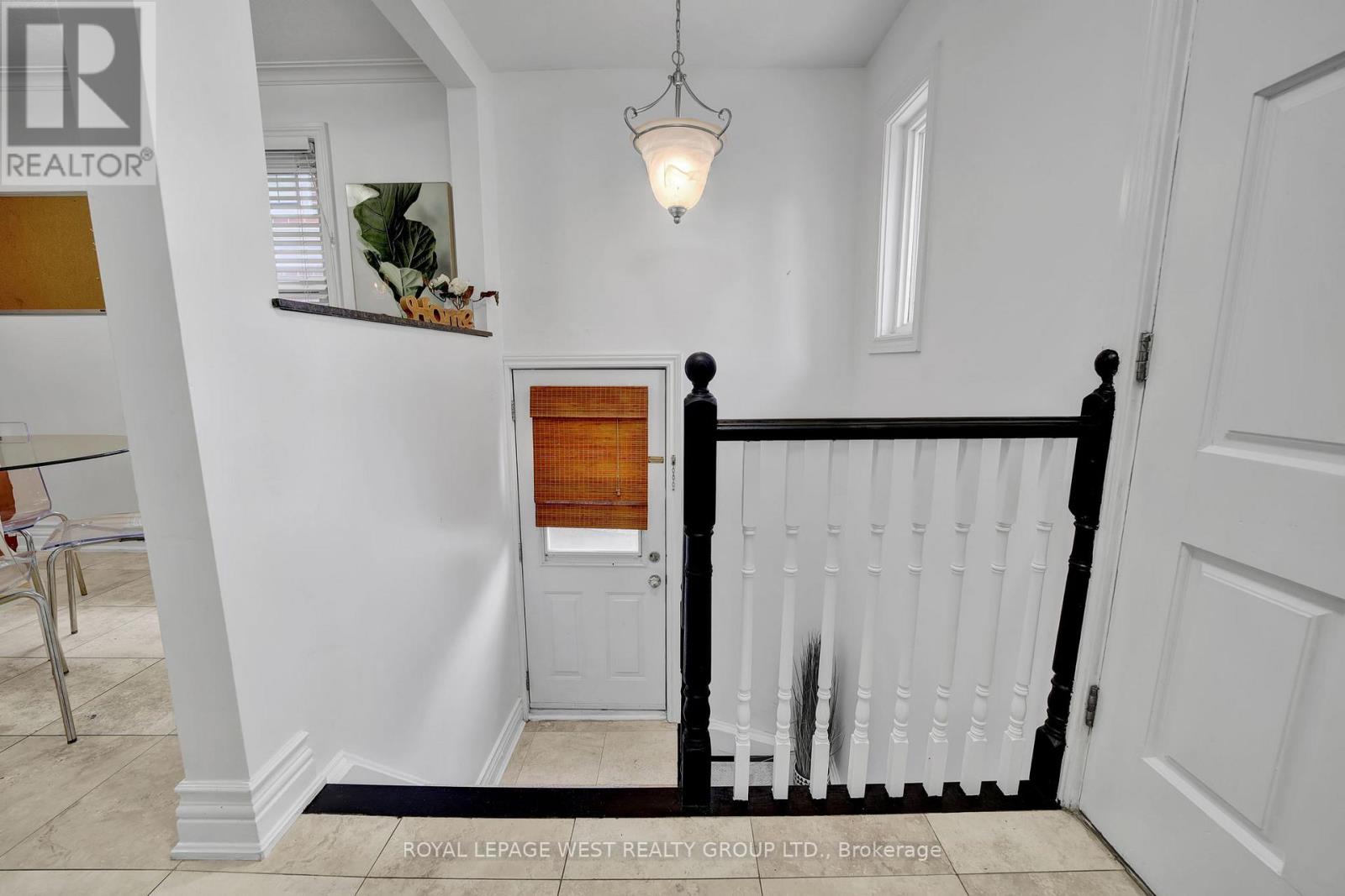 44 Westglen Crescent, Toronto, Ontario  M9B 4R1 - Photo 27 - W12471172