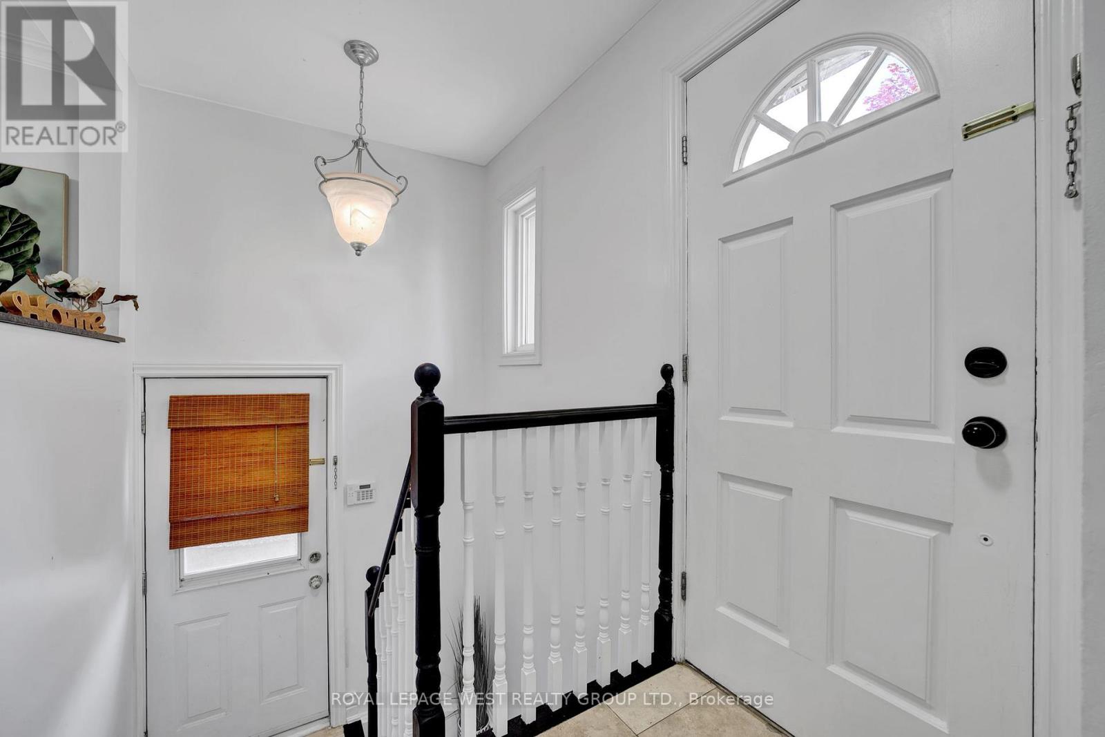 44 Westglen Crescent, Toronto, Ontario  M9B 4R1 - Photo 28 - W12471172
