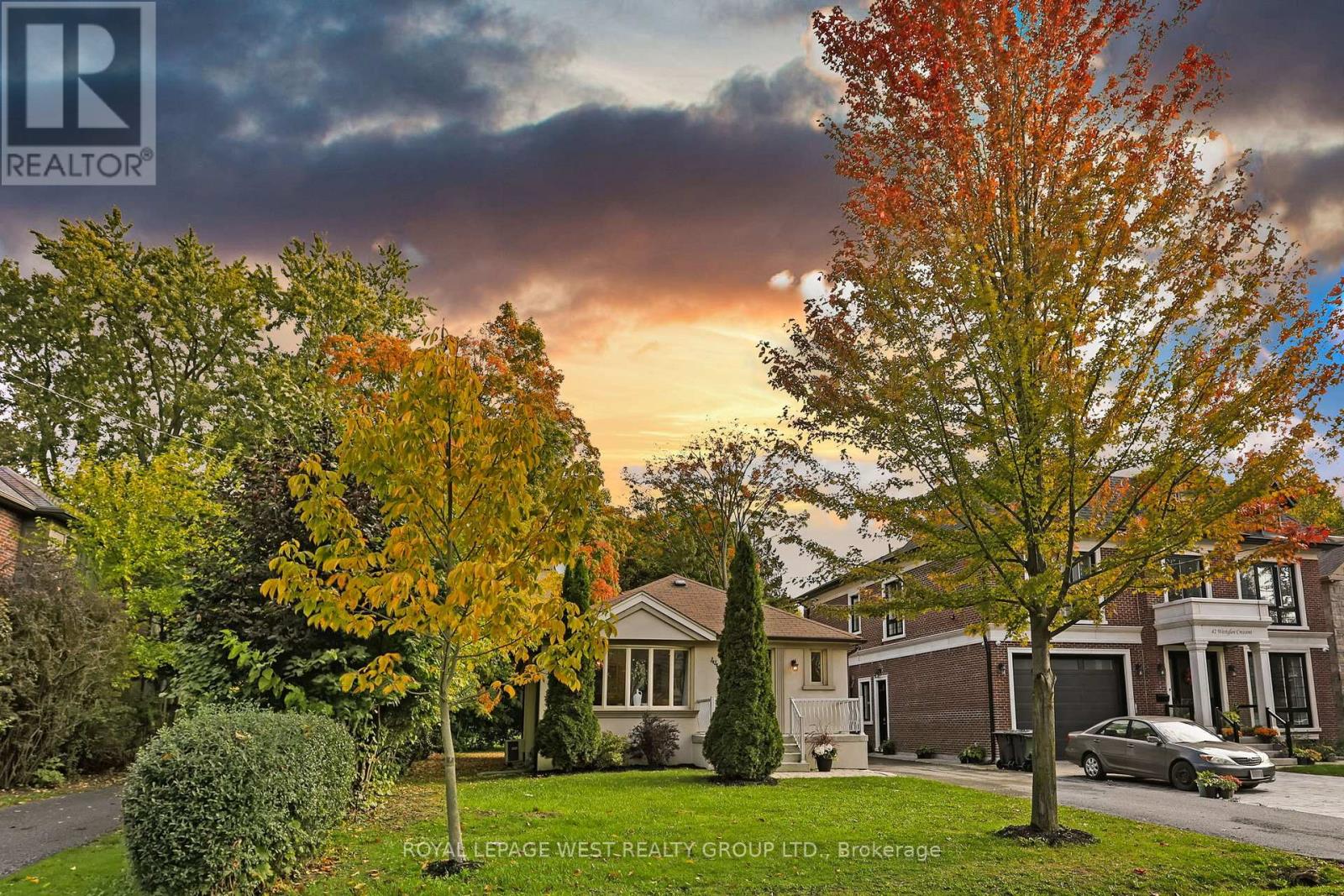 44 Westglen Crescent, Toronto, Ontario  M9B 4R1 - Photo 3 - W12471172