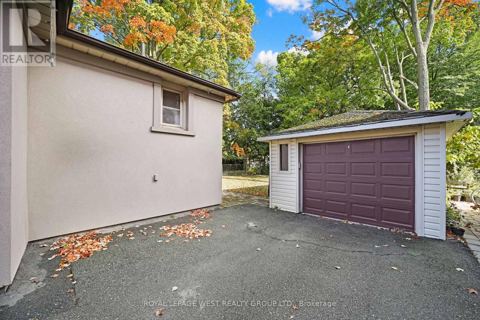 44 Westglen Crescent, Toronto, Ontario  M9B 4R1 - Photo 38 - W12471172