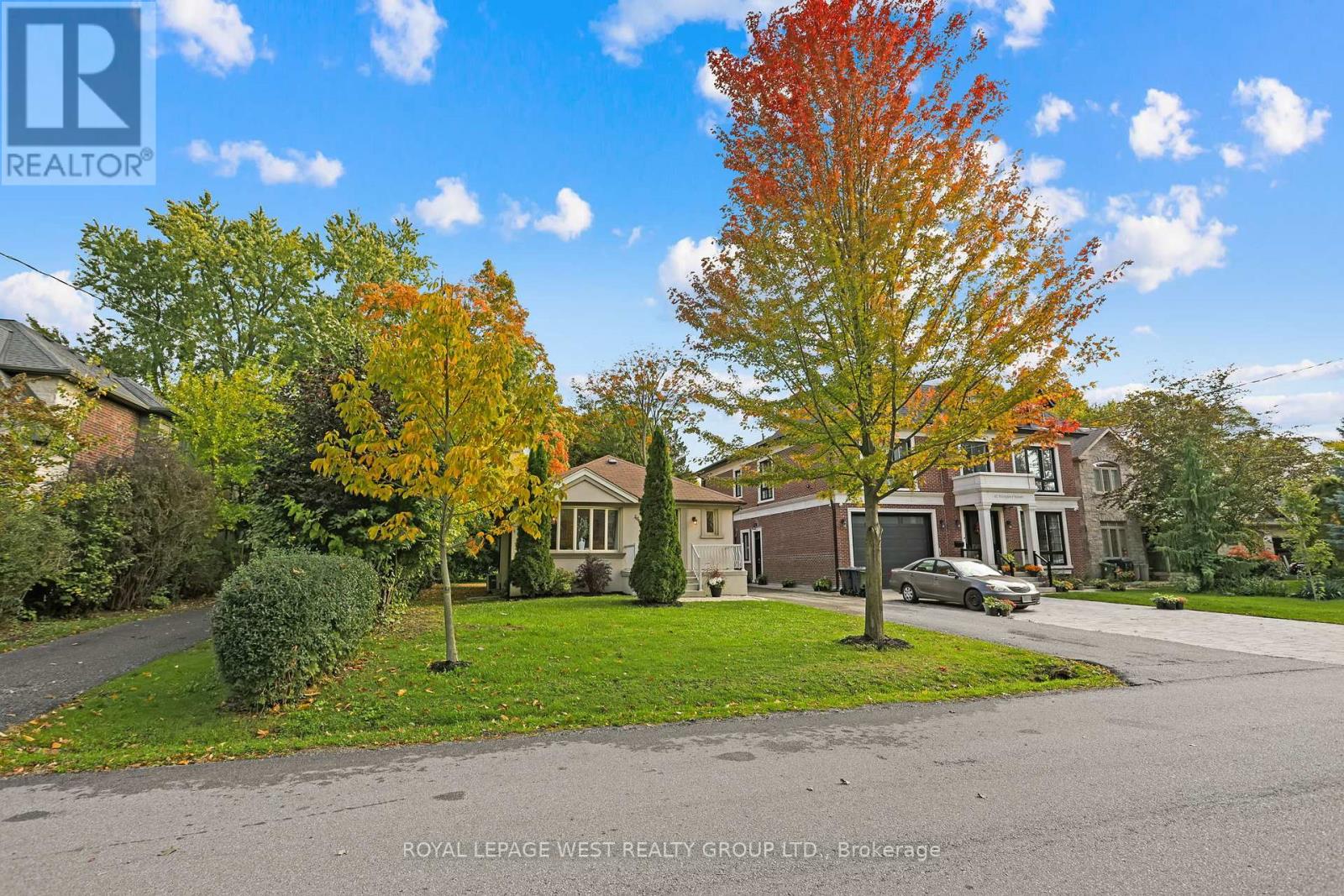 44 Westglen Crescent, Toronto, Ontario  M9B 4R1 - Photo 4 - W12471172